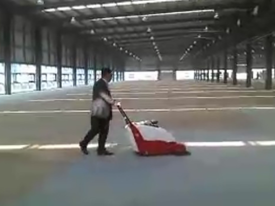 意大利進口汽油掃地吸塵機在建筑工地內交工清場